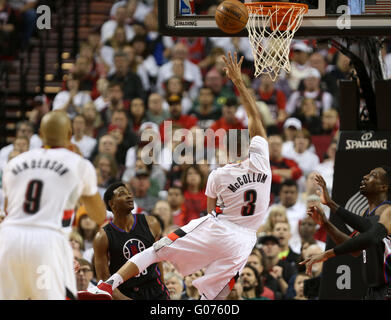 Portland, Oregon, Stati Uniti d'America. Il 29 aprile, 2016. Aprile 29, 2016 - CJ MCCOLLUM (3) passa per un lay-in. Il Portland Trail Blazers ha ospitato il Los Angeles Clippers presso il Centro Moda on April 29, 2016. Foto di David Blair Credito: David Blair/ZUMA filo/Alamy Live News Foto Stock