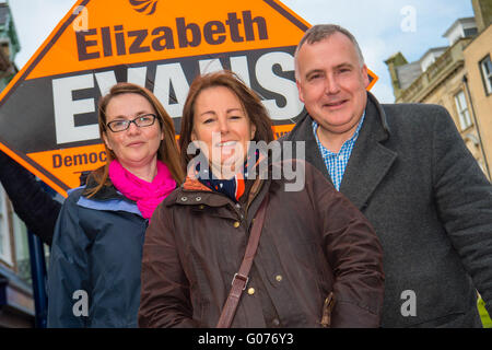 Aberystwyth Wales UK, sabato 30 aprile 2016 Welsh politica: Leader del Welsh liberal-democratici partito, Kirsty Williams (L) di campagna elettorale con la circoscrizione MP Mark Williams (R) a sostegno del candidato locale Liz Evans (C) in Aberystwyth Galles . L'Assemblea del Galles elezioni governo avrà luogo il prossimo giovedì , 5 maggio. Il Ceredigion circoscrizione è attualmente detenuto da Plaid Cymru con una maggioranza di quasi duemila oltre il secondo posto i liberali democratici Photo credit: Keith Morris / Alamy Live News Foto Stock