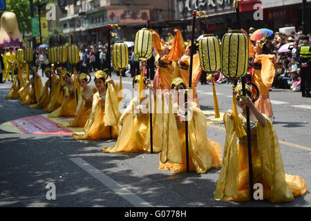 Hangzhou, cinese della Provincia di Zhejiang. 30 apr, 2016. Gli artisti interpreti o esecutori agire durante il cartoon parata galleggiante su una strada di Zhongbei blocco creativo di Hangzhou, a est della capitale cinese della Provincia di Zhejiang, Aprile 30, 2016. La parata di flottazione del XII China International Cartoon e animazione Festival si è tenuto in Hangzhou il sabato. Oltre 800 musicisti hanno preso parte all'evento per presentare al pubblico il sapore del Fumetto e animazione arte. Credito: Huang Zongzhi/Xinhua/Alamy Live News Foto Stock