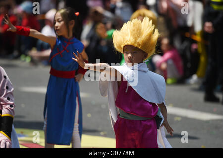 Hangzhou, cinese della Provincia di Zhejiang. 30 apr, 2016. Gli artisti interpreti o esecutori agire durante il cartoon parata galleggiante su una strada di Zhongbei blocco creativo di Hangzhou, a est della capitale cinese della Provincia di Zhejiang, Aprile 30, 2016. La parata di flottazione del XII China International Cartoon e animazione Festival si è tenuto in Hangzhou il sabato. Oltre 800 musicisti hanno preso parte all'evento per presentare al pubblico il sapore del Fumetto e animazione arte. Credito: Huang Zongzhi/Xinhua/Alamy Live News Foto Stock