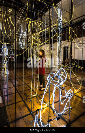 Brighton, East Sussex, Regno Unito. Il 29 aprile, 2016. Brighton Festival Anteprima della Fiera. Ron Haselden "luminare" Fabrica Photo credit: Julia Claxton/Alamy Live News Foto Stock