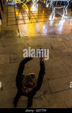 Brighton, East Sussex, Regno Unito. Il 29 aprile, 2016. Brighton Festival Anteprima della Fiera. Ron Haselden "luminare" Fabrica Photo credit: Julia Claxton/Alamy Live News Foto Stock