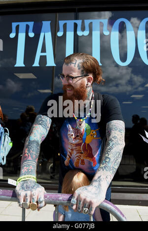 Brighton Regno Unito 30 aprile 2016 - code di notevoli dimensioni per il nono annuale di Brighton Tattoo Convention tenutasi nel centro di Brighton questo weekend Credito: Simon Dack/Alamy Live News Foto Stock