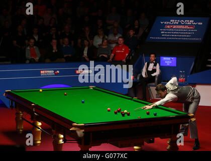 Il crogiuolo, Sheffield, Regno Unito. 30 apr, 2016. World Snooker Championships semi finali. Selby versus fu. Mark Selby al tavolo Credito: Azione Sport Plus/Alamy Live News Foto Stock