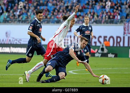 Lipsia si è Yussuf Poulsen (M) viaggi su Bielefeld è Julian Boerner durante la Bundesliga tedesca secondi match tra RB Leipzig vs Arminia Bielefeld in Red Bull Arena, Leipzig, Germania, 29 aprile 2016. Foto: JAN WOITAS/DPA Foto Stock