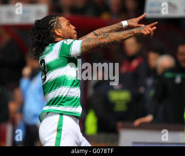 Tynecastle, Edimburgo, Scozia. 30 apr, 2016. Premier League scozzese. Cuori versus celtico. Colin Kazim-Richards celebra il suo obiettivo di apertura nel xvii minuto Credito: Azione Sport Plus/Alamy Live News Foto Stock