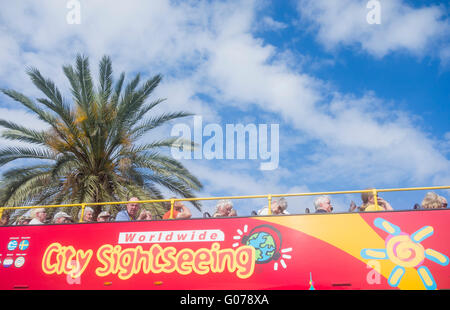 Open Top City sightseeing bus in parque santa catalina a las palmas di gran canaria isole canarie Spagna Foto Stock