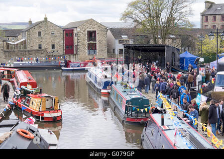 Skipton,Yorkshire,Uk. Il 30 aprile 2016. Nonostante le sempre mutevoli condizioni meteorologiche, che ha visto il sole, grandine, nevischio e pioggia nello spazio di un'ora. Ci sono ancora persone che ci fanno strada per Skipton per l'annuale festival delle vie navigabili. Credito: Neil Porter / Alamy Live News Foto Stock