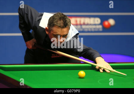 Sheffield. 30 apr, 2016. Alan McManus della Scozia compete durante la quarta sessione della semifinale partita contro Ding Junhui della Cina presso il World Snooker Championship 2016 al Crucible Theatre di Sheffield, in Inghilterra il 30 aprile 2016. Credito: Han Yan/Xinhua/Alamy Live News Foto Stock