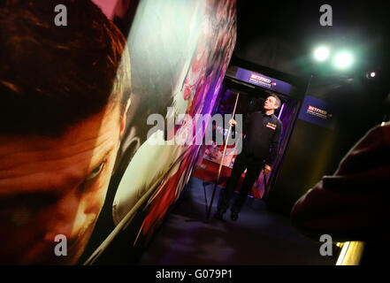 Sheffield. 30 apr, 2016. Alan McManus della Scozia è visto prima della quarta sessione della semifinale partita contro Ding Junhui della Cina presso il World Snooker Championship 2016 al Crucible Theatre di Sheffield, in Inghilterra il 30 aprile 2016. Credito: Han Yan/Xinhua/Alamy Live News Foto Stock