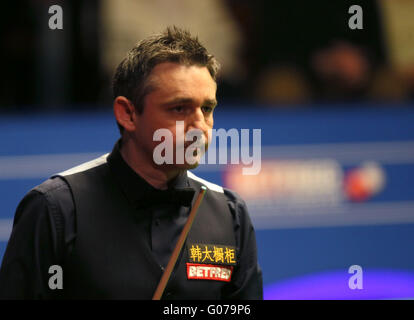 Sheffield. 30 apr, 2016. Alan McManus della Scozia compete durante la quarta sessione della semifinale partita contro Ding Junhui della Cina presso il World Snooker Championship 2016 al Crucible Theatre di Sheffield, in Inghilterra il 30 aprile 2016. Credito: Han Yan/Xinhua/Alamy Live News Foto Stock