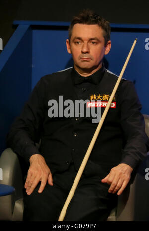 Sheffield. 30 apr, 2016. Alan McManus della Scozia reagisce durante la quarta sessione della semifinale partita contro Ding Junhui della Cina presso il World Snooker Championship 2016 al Crucible Theatre di Sheffield, in Inghilterra il 30 aprile 2016. Credito: Han Yan/Xinhua/Alamy Live News Foto Stock