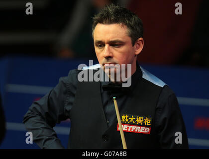 Il crogiuolo, Sheffield, Regno Unito. 30 apr, 2016. World Snooker Championship. Semi Finale, Ding Junhui versus Alan McManus. Alan McManus guarda guarda per il prossimo pot Credito: Azione Sport Plus/Alamy Live News Foto Stock