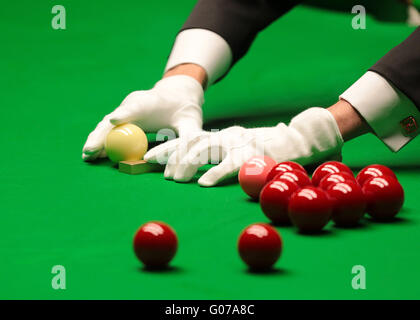 Il crogiuolo, Sheffield, Regno Unito. 30 apr, 2016. World Snooker Championship. Semi Finale, Ding Junhui versus Alan McManus. La bilia battente viene pulito Credit: Azione Plus sport/Alamy Live News Foto Stock