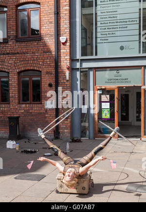 Belfast, Regno Unito, 30 aprile 2016. Festival degli stolti. Artisti di strada di tutto il mondo intrattengono in varie sedi in giro per la città. Kamikaze lucciole intrattenere in Corte di cotone. Credito: J Orr/Alamy Live News Foto Stock