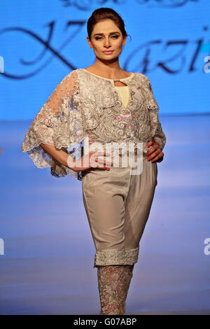 Islamabad. 30 apr, 2016. Un modello presenta una creazione del designer Zahid Khan durante una sfilata di moda in un albergo locale di Islamabad, capitale del Pakistan il 30 aprile 2016. I modelli più recenti presentano collezione estate durante la sfilata di moda. © Saadia Seher/Xinhua/Alamy Live News Foto Stock