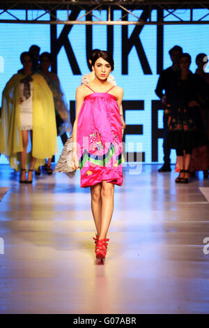Islamabad. 30 apr, 2016. Un modello presenta una creazione del designer Hina Saleem durante una sfilata di moda in un albergo locale di Islamabad, capitale del Pakistan il 30 aprile 2016. I modelli più recenti presentano collezione estate durante la sfilata di moda. © Saadia Seher/Xinhua/Alamy Live News Foto Stock