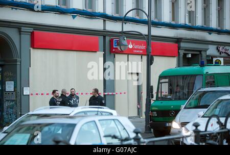 Una filiale di una banca è barricate per le dimostrazioni previsto il 1 maggio a Berlino, Germania, 29 aprile 2016. Cavalletto di poliziotti a sull'angolo prima una piccola demo gruppi di sinistra al di fuori dell'edificio. Foto: Joerg Carstensen/ dpa Foto Stock
