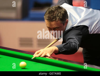 Il crogiuolo, Sheffield, Regno Unito. 30 apr, 2016. World Snooker Championship. Semi Finale, Ding Junhui versus Alan McManus. Alan McManus al tavolo Credito: Azione Sport Plus/Alamy Live News Foto Stock