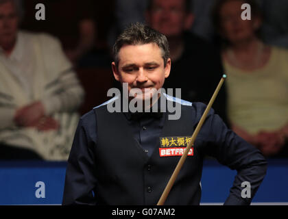 Il crogiuolo, Sheffield, Regno Unito. 30 apr, 2016. World Snooker Championship. Semi Finale, Ding Junhui versus Alan McManus. Alan McManus reagisce come egli manca un vitale di credito rosso: Azione Plus sport/Alamy Live News Foto Stock