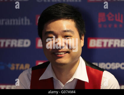 Il crogiuolo, Sheffield, Regno Unito. 30 apr, 2016. World Snooker Championship. Semi Finale, Ding Junhui versus Alan McManus. Ding Junhui sorrisi durante il post partita interviste Credito: Azione Sport Plus/Alamy Live News Foto Stock