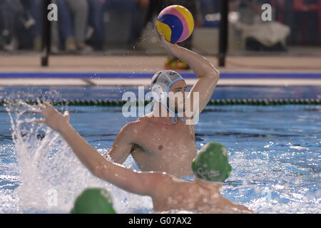 Brescia, ITA. 30 apr, 2016. Luca Damonte di un Brescia in azione durante il LEN Euro Cup match finale tra Brescia e Sintez Kazan Credito: Richard Morgano/Alamy Live News Foto Stock