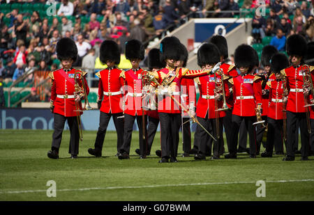 Stadio di Twickenham, Regno Unito. Il 30 aprile 2016. Banda di irlandese Guardie prima di giocare la partita. Capacità folla di 80.000 a un sell-out match watch l'esercito britannico assumere la Royal Navy per la Babcock Trophy. Credito: sportsimages/Alamy Live News. Foto Stock