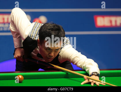 Il crogiuolo, Sheffield, Regno Unito. 30 apr, 2016. World Snooker Championship. Semi Finale, Mark Selby versus Marco fu. Marco fu a tavola © Azione Sport Plus/Alamy Live News Foto Stock