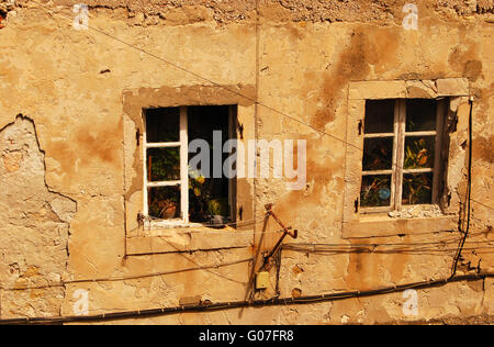 Vecchio tumbledown parete con intonaco fatiscente,grunge Foto Stock