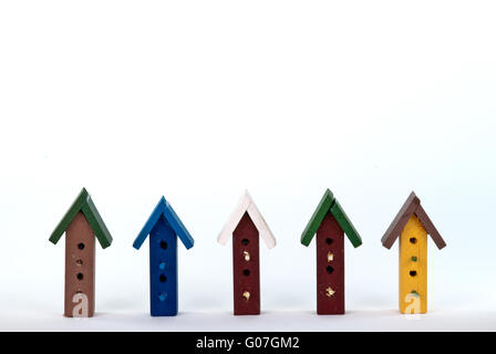 Piccolo-colorato-birdhouses su bianco Foto Stock