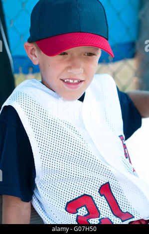 LIttle league baseball player in piroga Foto Stock