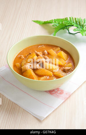 Gulasch ungherese con tovagliolo bianco su legno tabl Foto Stock