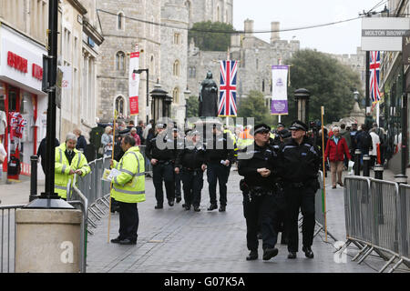 Pattuglia di polizia al di fuori del Castello di Windsor in anticipo del Queens novantesimo compleanno 2016. Foto Stock