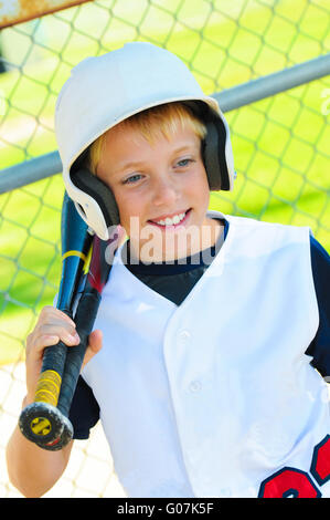 Carino giocatore di baseball in piroga Foto Stock