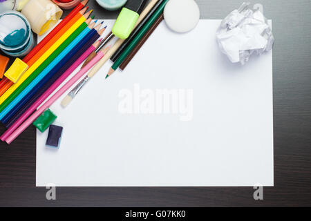 Foglio di carta bianco con colorati artista instrume Foto Stock