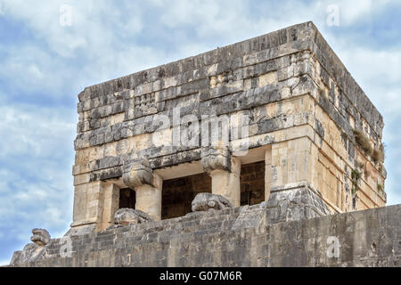 Parte superiore del tempio dei giaguari Chichen Itza Messico Foto Stock