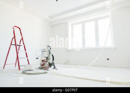 Le riparazioni in appartamento in fase di verniciatura Foto Stock