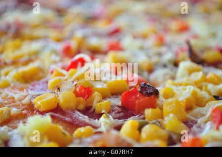 Vista in dettaglio di una deliziosa pizza con mais alimentare. sfondo Foto Stock