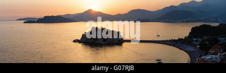 Tramonto e Sveti Stefan isolotto di mare (Montenegro) Foto Stock