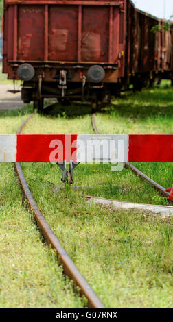 Rosso Bianco barriera per i binari della ferrovia con carro Foto Stock