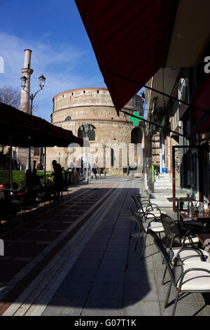 La Rotunda monumento & minareto torre vista da studente street caffe su Gounari Str. passerella.Salonicco, Macedonia, Grecia Foto Stock