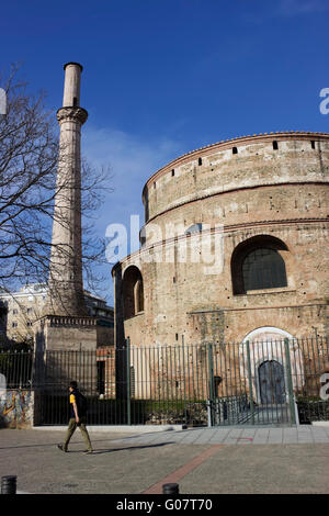 Il minareto torre in piedi accanto alla Rotunda, Unesco World Heritage List monumento. La città di Salonicco, Macedonia, Grecia Foto Stock