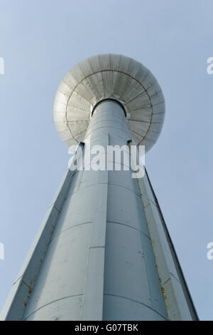Colpo di una pressione di acqua torre realizzata in metallo e acciaio. Foto Stock