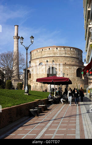 La Rotunda monumento religioso punto di riferimento con il suo post aggiunto minareto (sinistra) on Gounari Str. passerella & student caffes.Salonicco Foto Stock