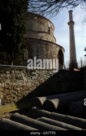 La Rotunda (o Rotonda in greco) punto di riferimento e pilastro prevista nel cortile e il post aggiunto minareto. Salonicco, Grecia Foto Stock