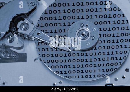 Componenti interni di un computer harddrive con numero binario di riflessioni con colori blu (HDD Foto Stock