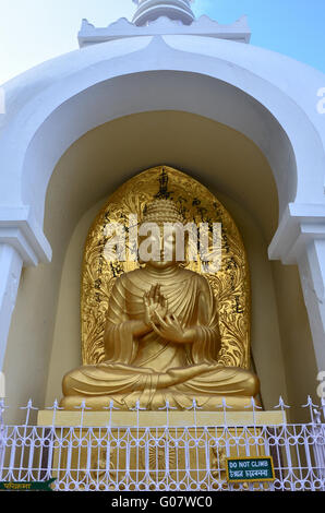 Una statua di Buddha a Pagoda della Pace situato a Darjeeling, West Bengal, India Foto Stock