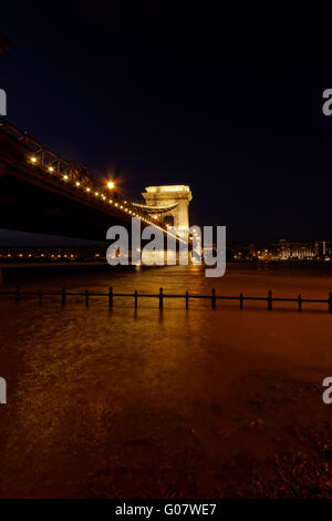 Immagine di notte con il traffico della catena ungherese Bridge estremamente alte donau Foto Stock
