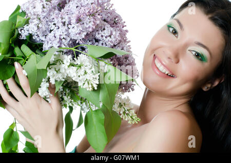 Bella Donna con fiori di primavera di un lilla. Cura della Pelle Foto Stock