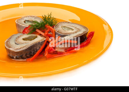 Rotoli di aringa con cetriolo sottaceto e pepe Foto Stock